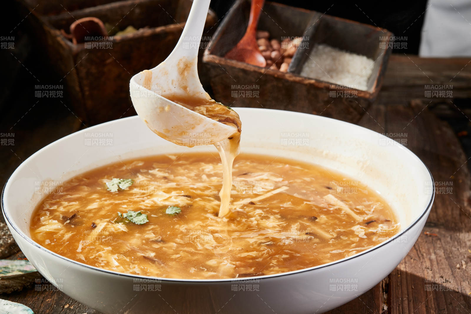 圆形汤盆装的酸辣汤图片