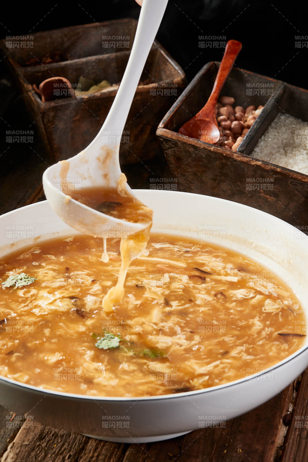 圆形汤盆装的酸辣汤图片