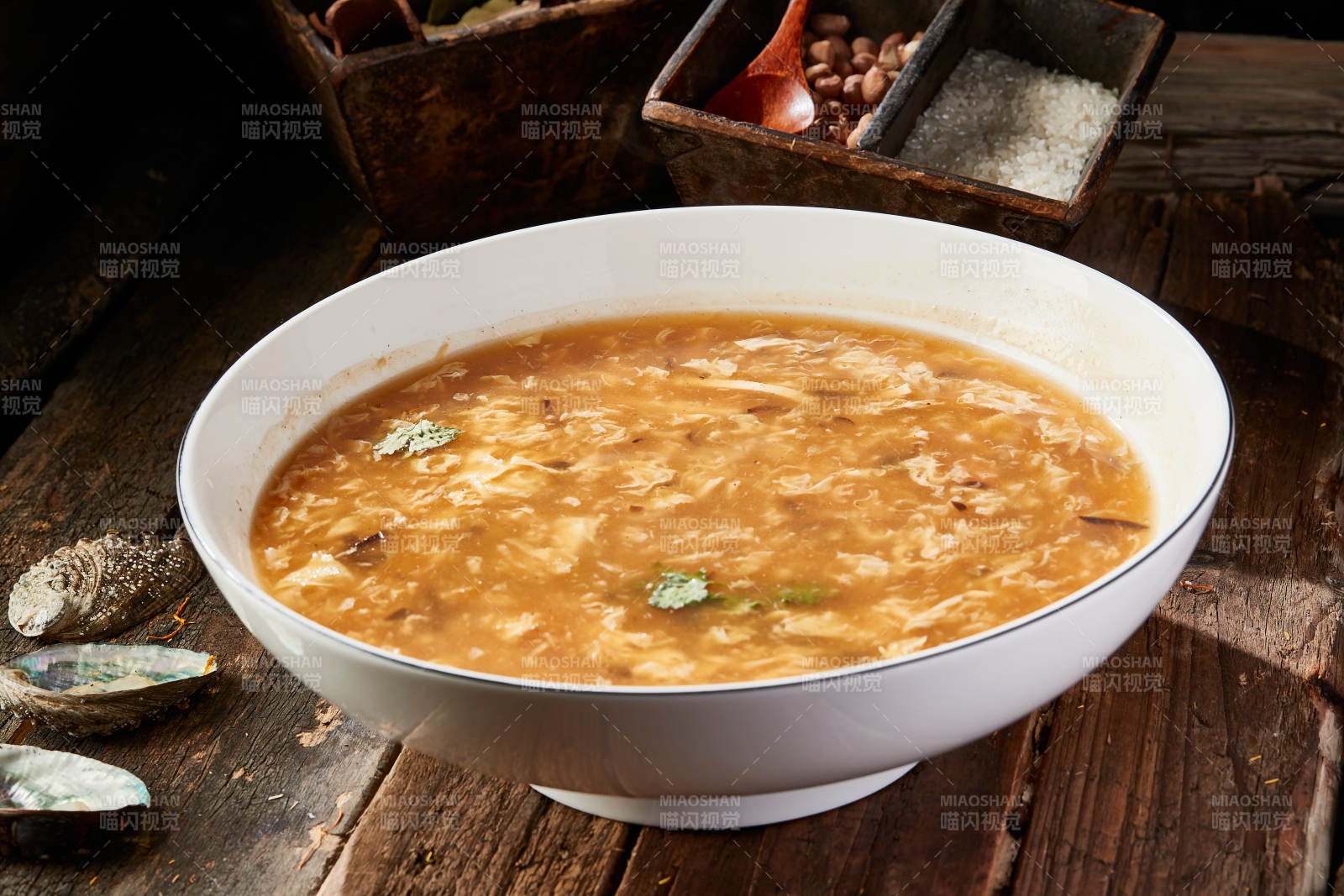 圆形汤盆装的酸辣汤图片