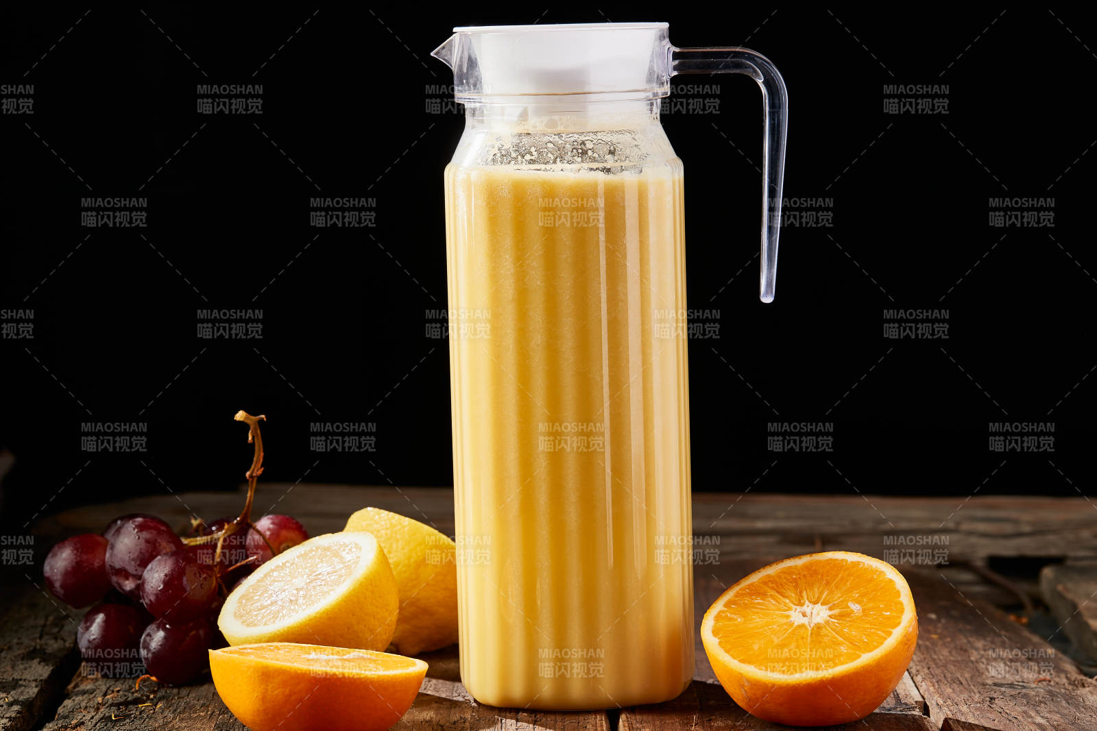 玻璃器皿装的鲜榨果蔬汁图片