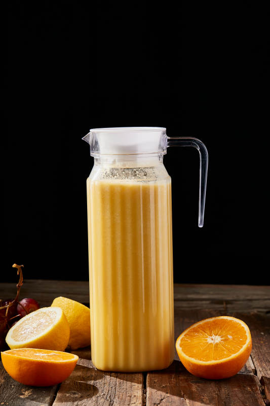 玻璃器皿装的鲜榨果蔬汁图片