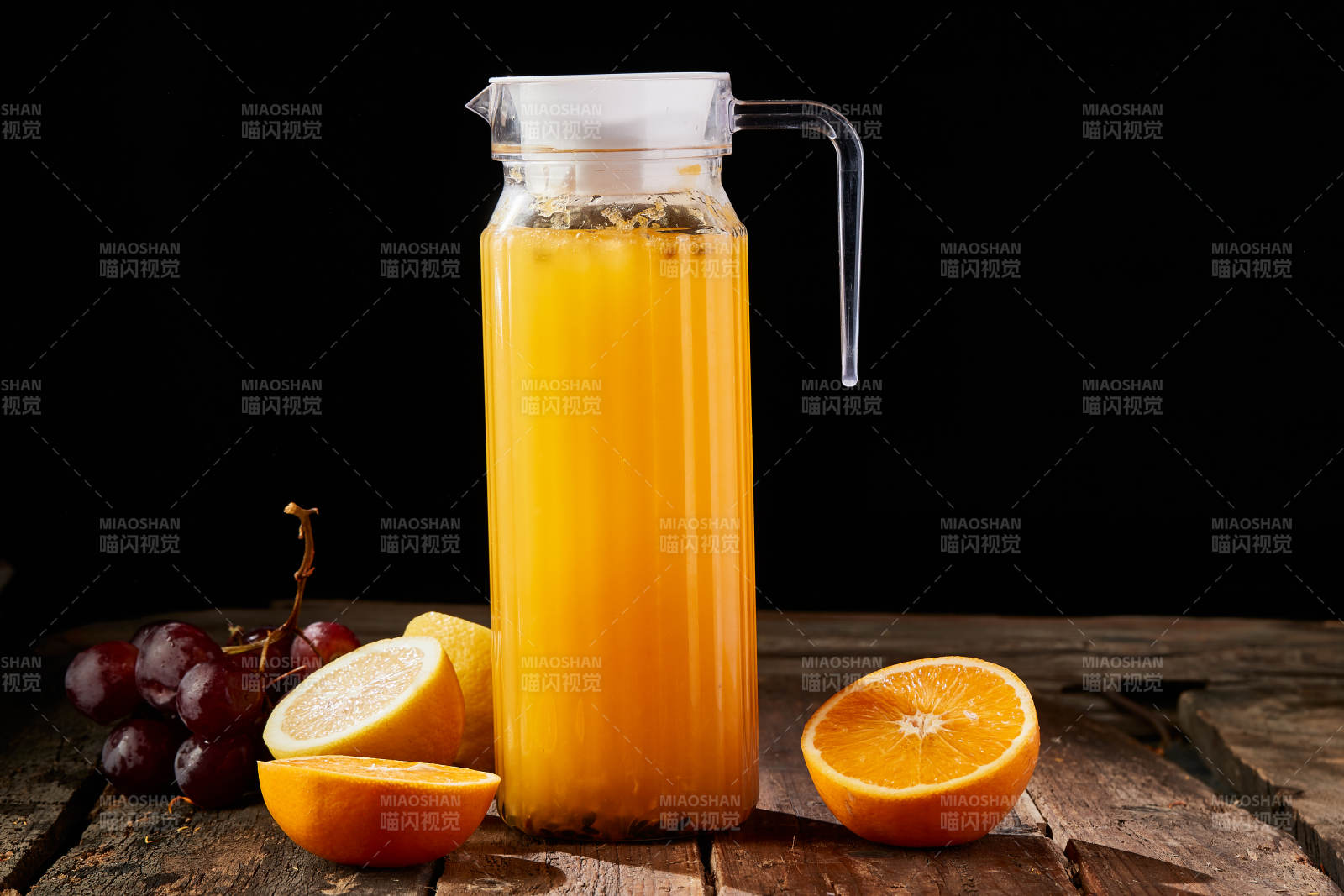 玻璃器皿装的鲜榨果蔬汁图片