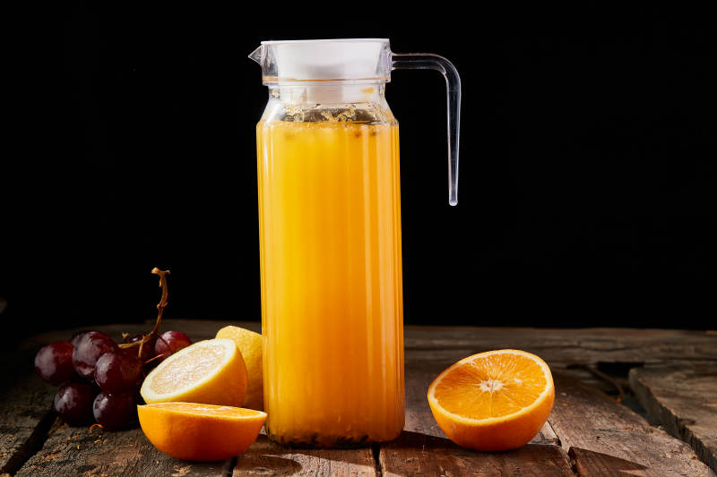 玻璃器皿装的鲜榨果蔬汁图片