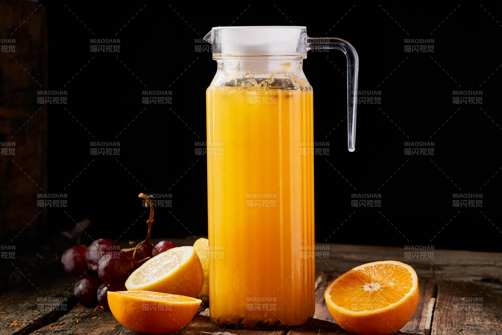 玻璃器皿装的鲜榨果蔬汁图片