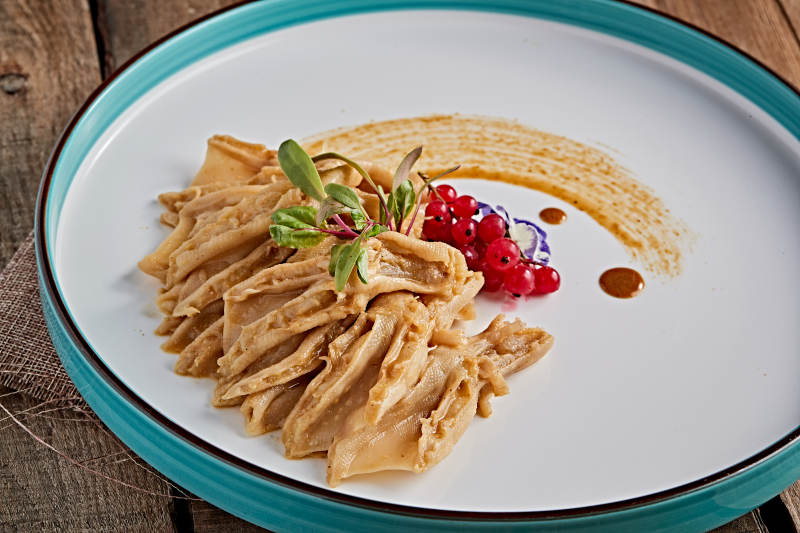 精美瓷餐具装的芥末百花炖鸭掌图片