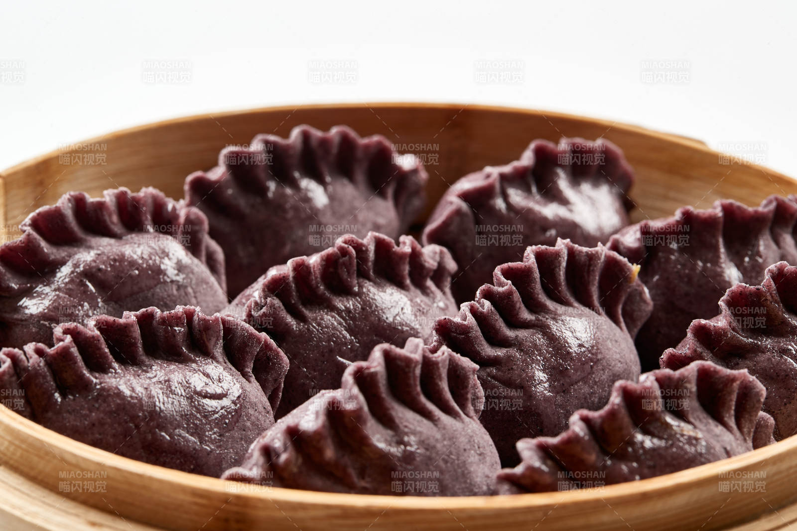 竹笼屉装的现蒸紫米面养生蒸饺图片