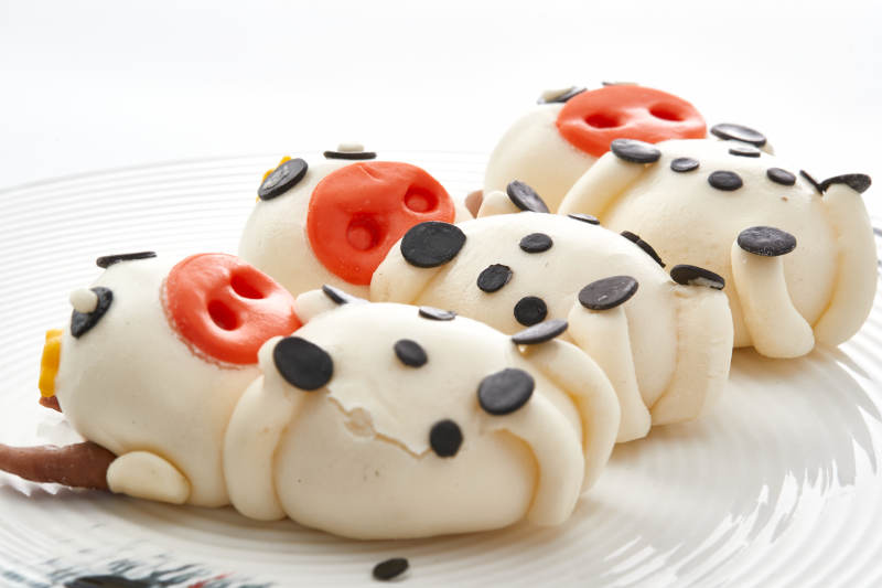 被色瓷盘装的茶餐美味牛牛造型豆沙包图片