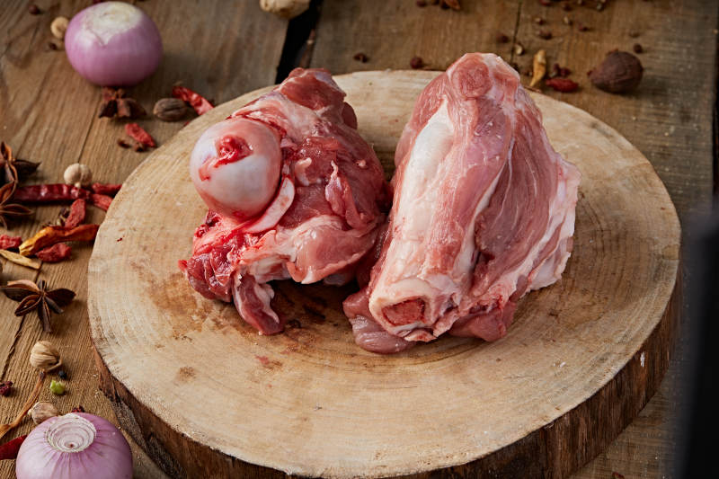 白色背景下的生鲜猪肋排图片