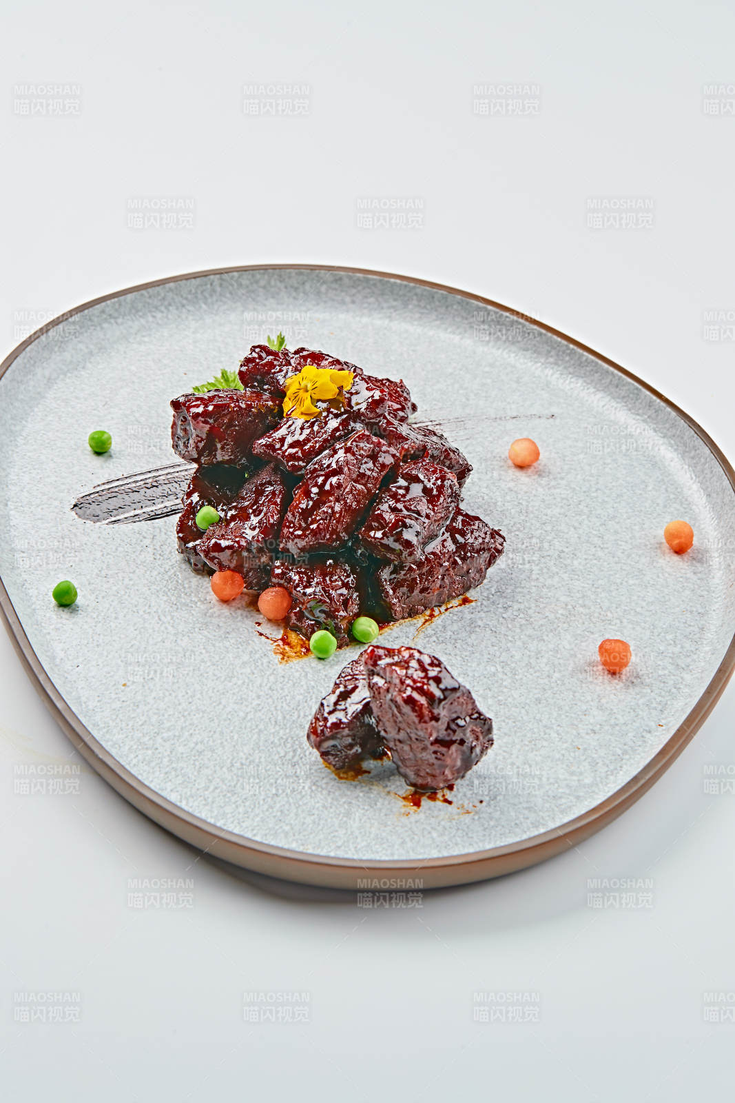 青色瓷盘装的XO酱香和牛粒图片