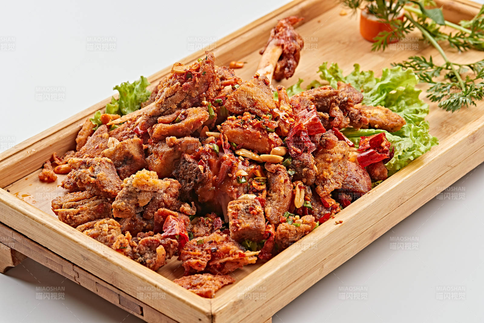 木质托盘装的油炸香辣火鸡腿图片