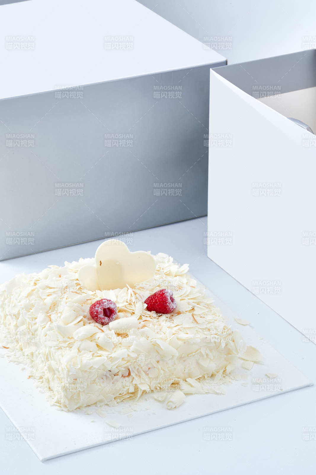 草莓白巧克力榴莲慕斯生日蛋糕图片