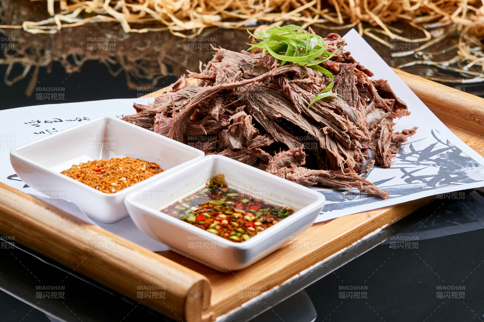 木质托盘装的手撕耗牛肉图片