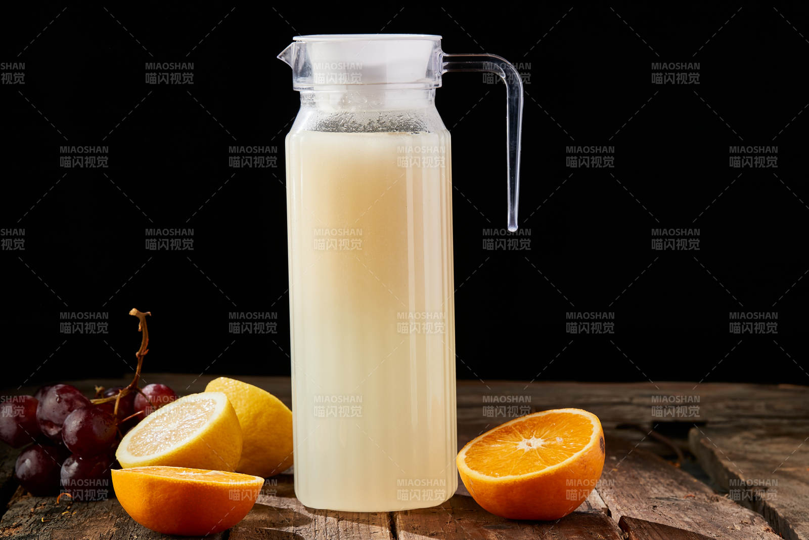 玻璃器皿装的鲜榨果蔬汁图片