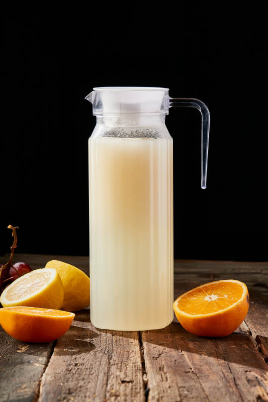 玻璃器皿装的鲜榨果蔬汁图片