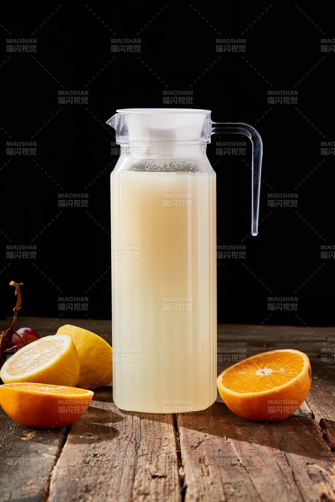 玻璃器皿装的鲜榨果蔬汁图片