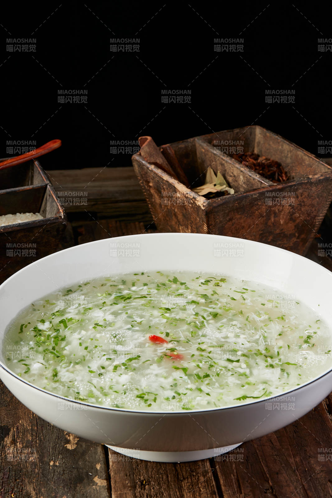 热气腾腾的西湖牛肉羹图片