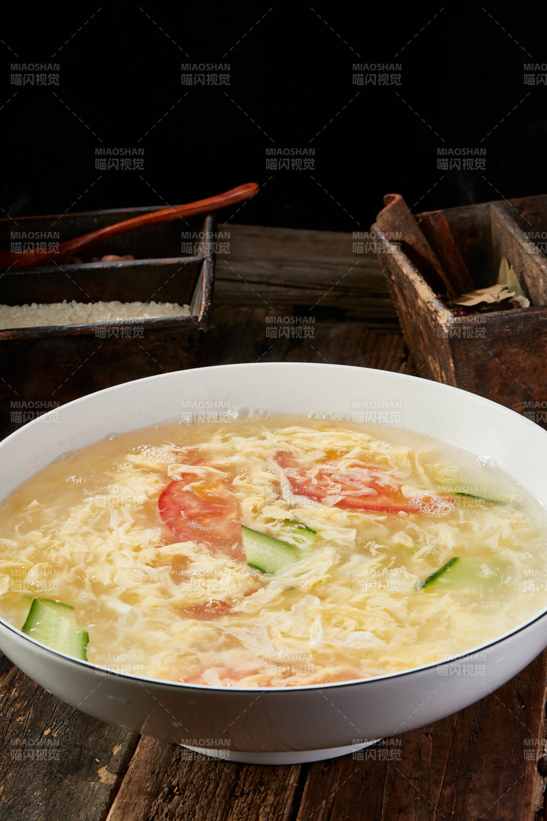 热气腾腾的西红柿鸡蛋汤图片