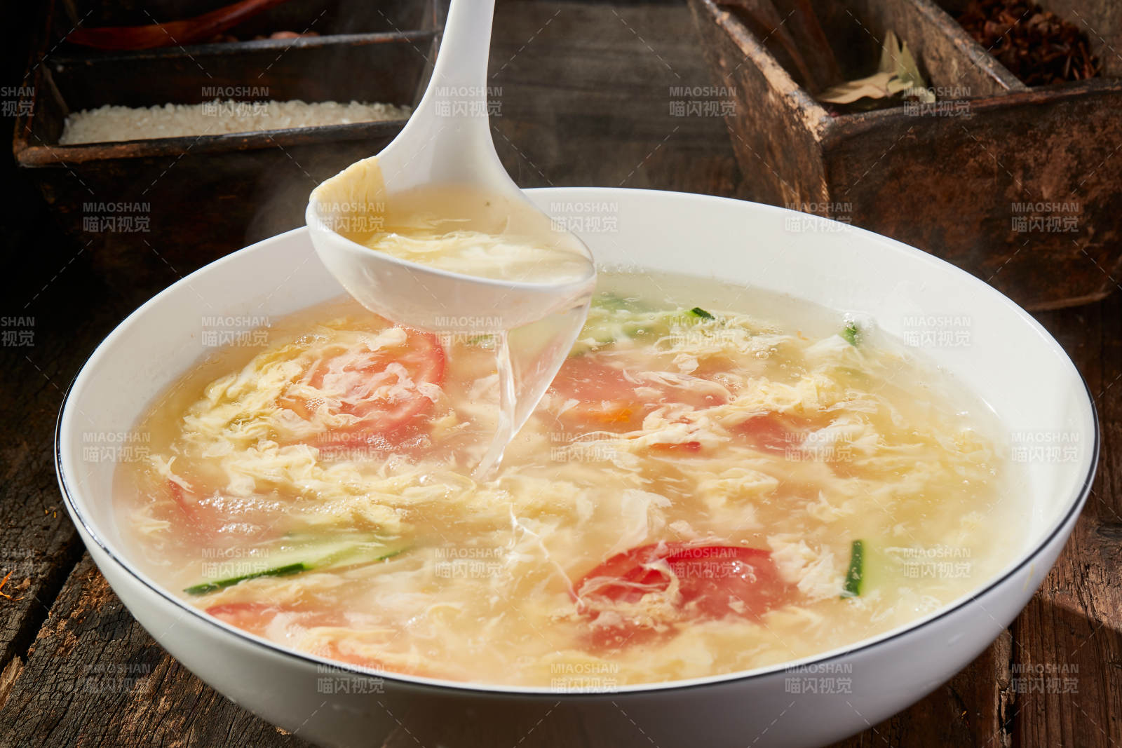 热气腾腾的西红柿鸡蛋汤图片