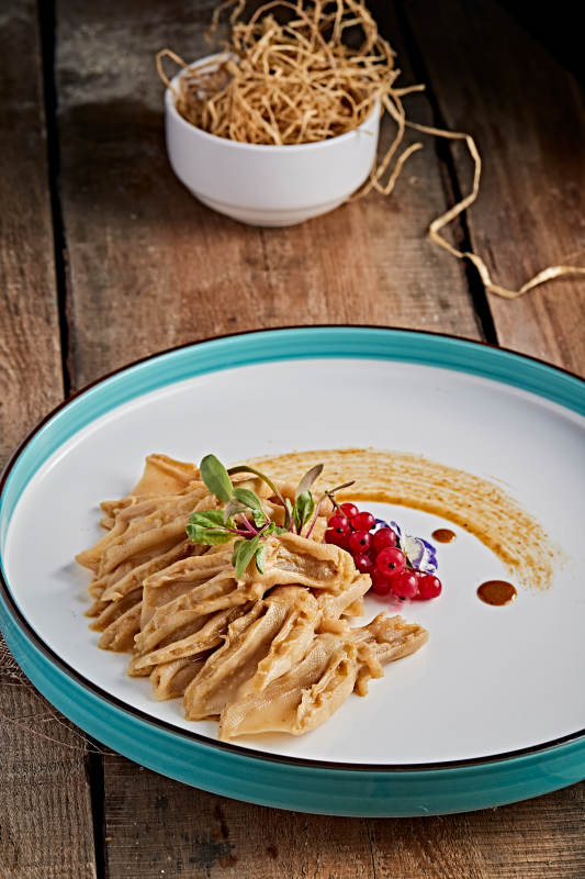 精美瓷餐具装的芥末百花炖鸭掌图片