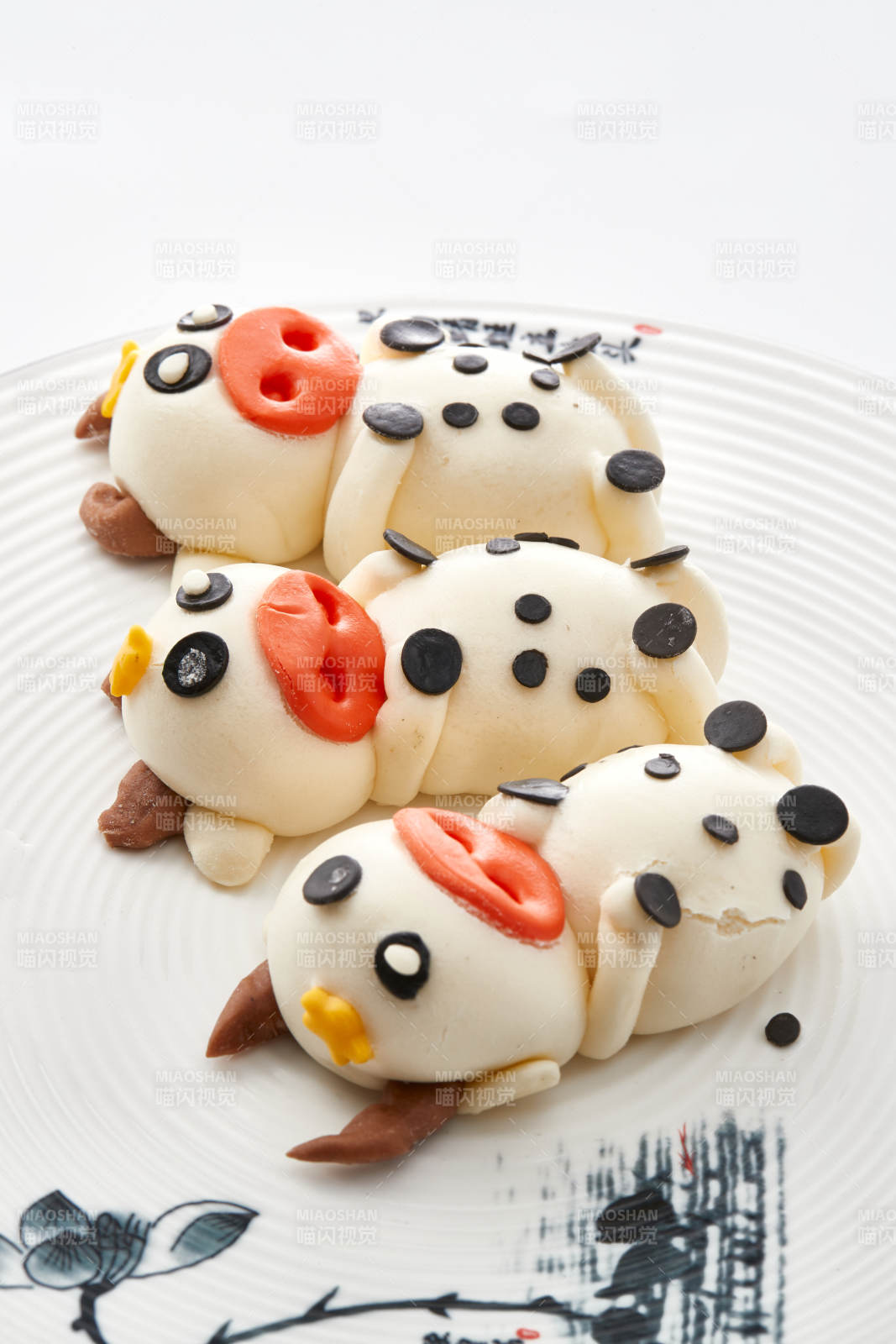 被色瓷盘装的茶餐美味牛牛造型豆沙包图片