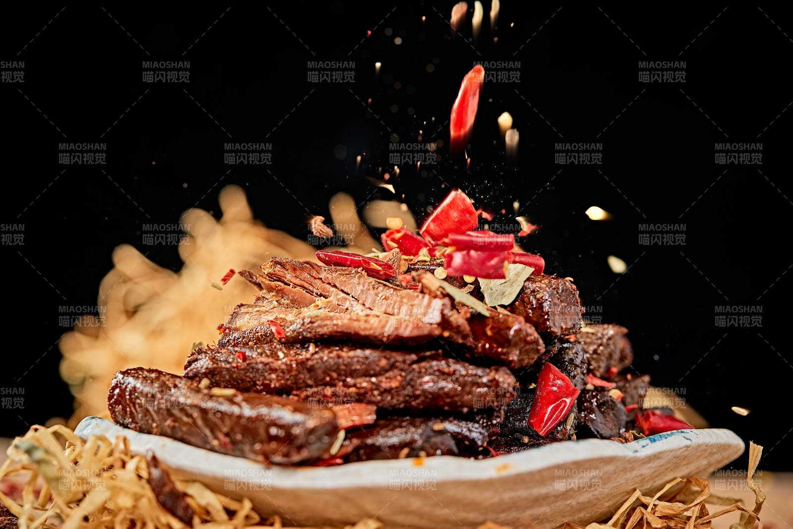 陶瓷餐具装摆的内蒙古特产牛肉干图片