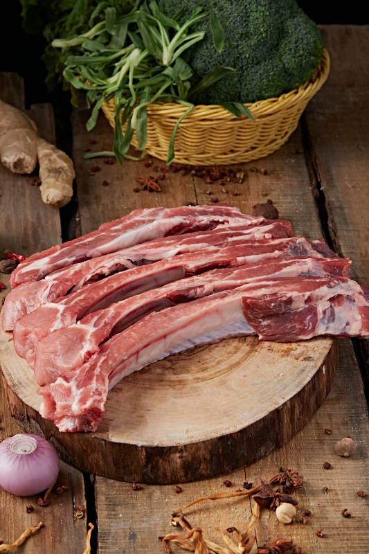 白色背景下的生鲜猪肋排图片