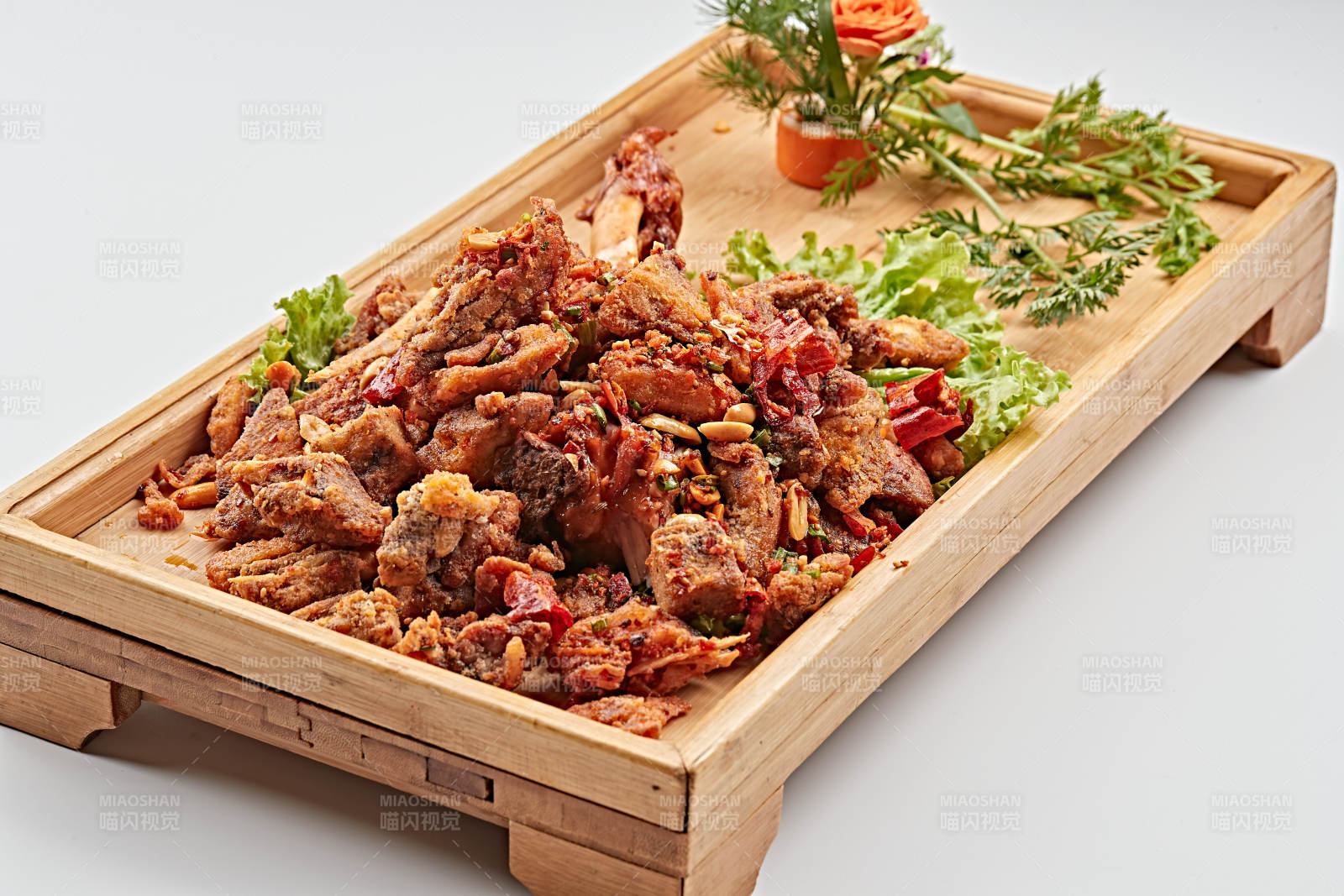 木质托盘装的油炸香辣火鸡腿图片