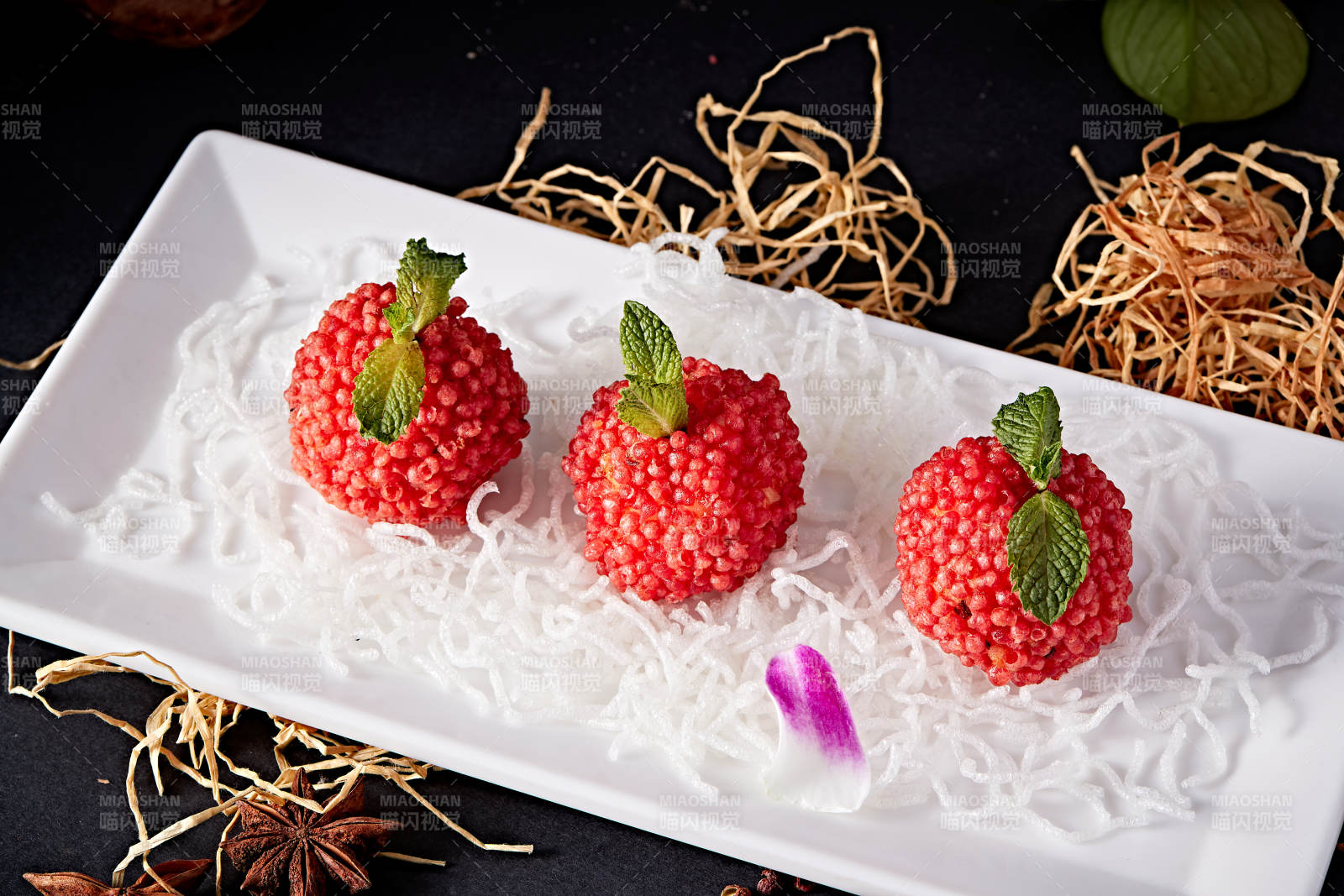 白瓷盘装的精美摆盘的荔枝大虾球图片