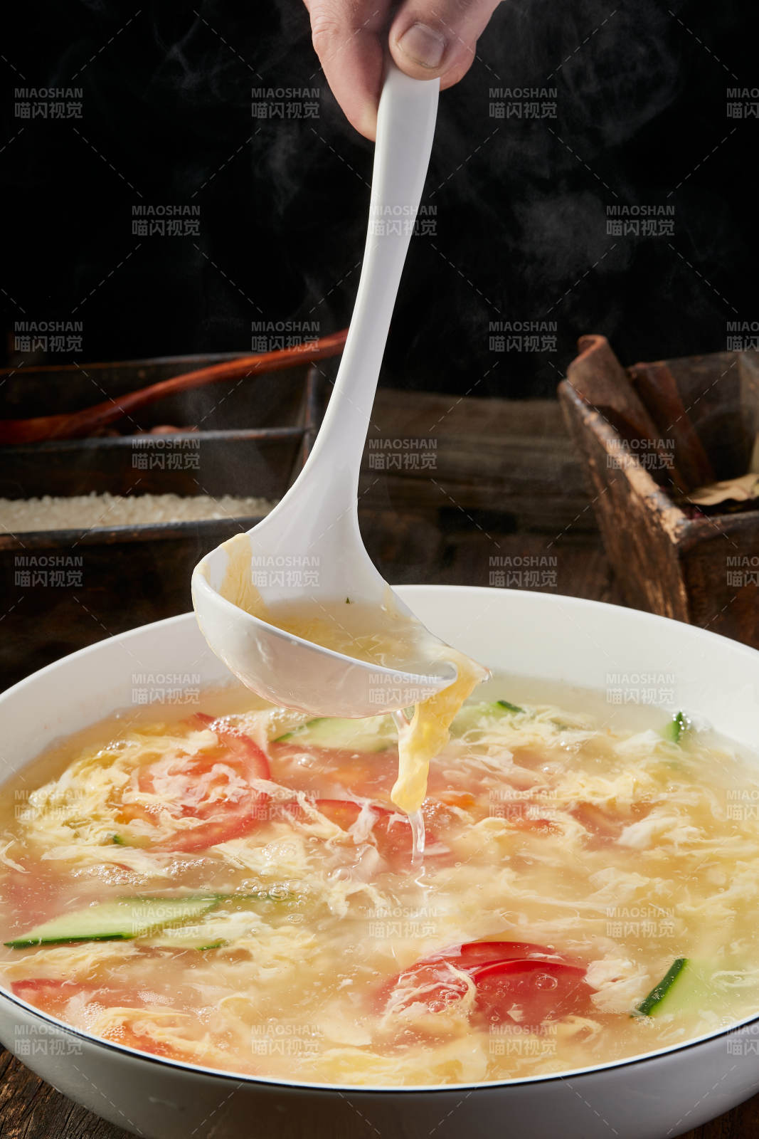 热气腾腾的西红柿鸡蛋汤图片