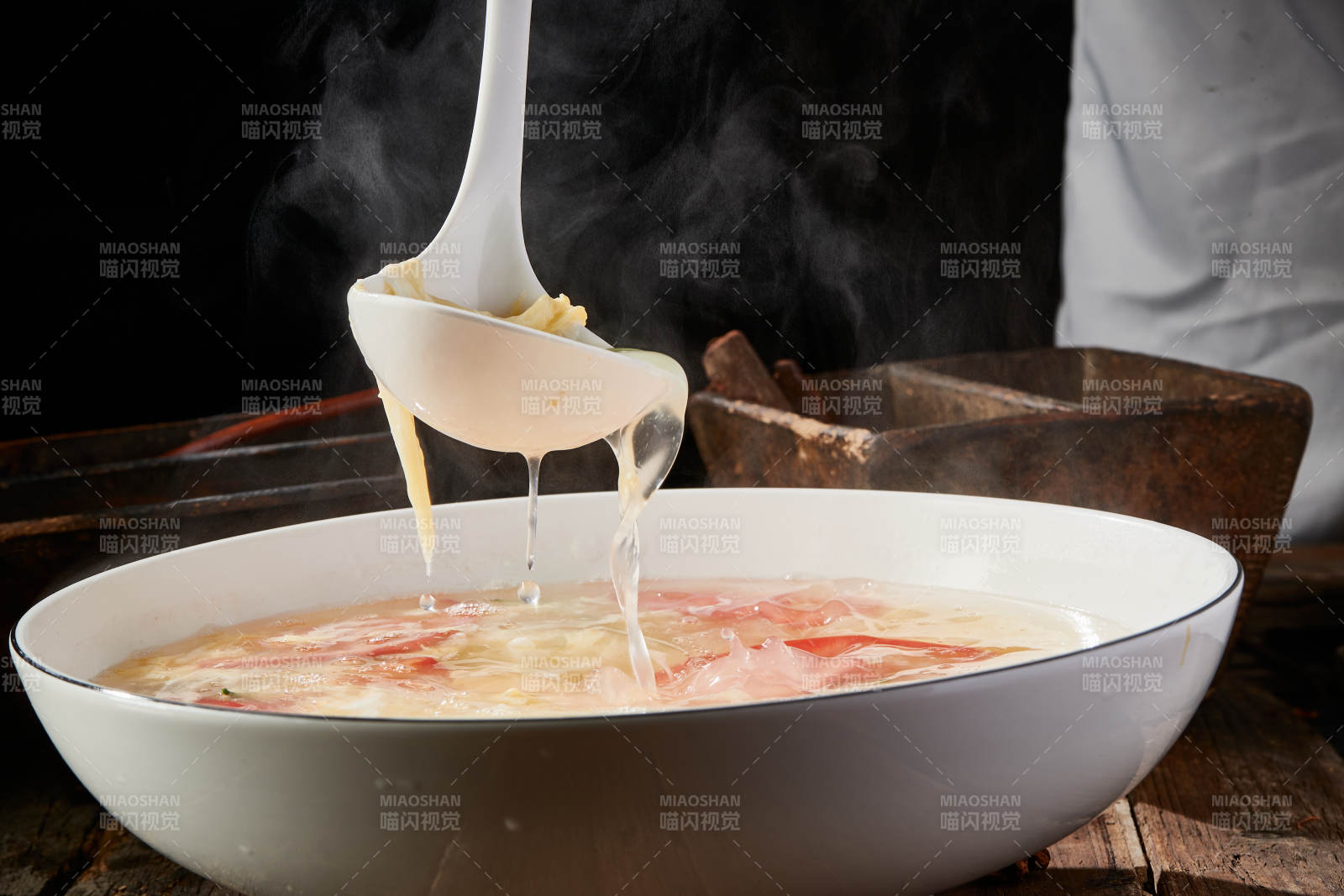 热气腾腾的西红柿鸡蛋汤图片