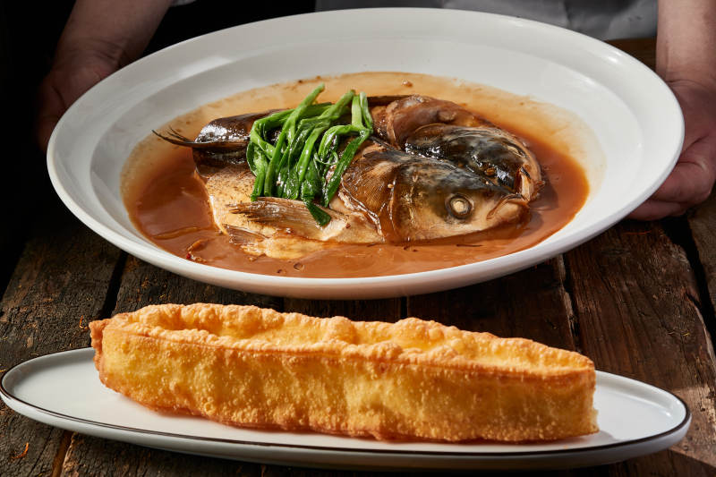 家常炖野生鲢鱼头配油条图片