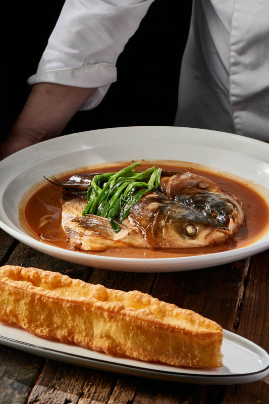 家常炖野生鲢鱼头配油条图片