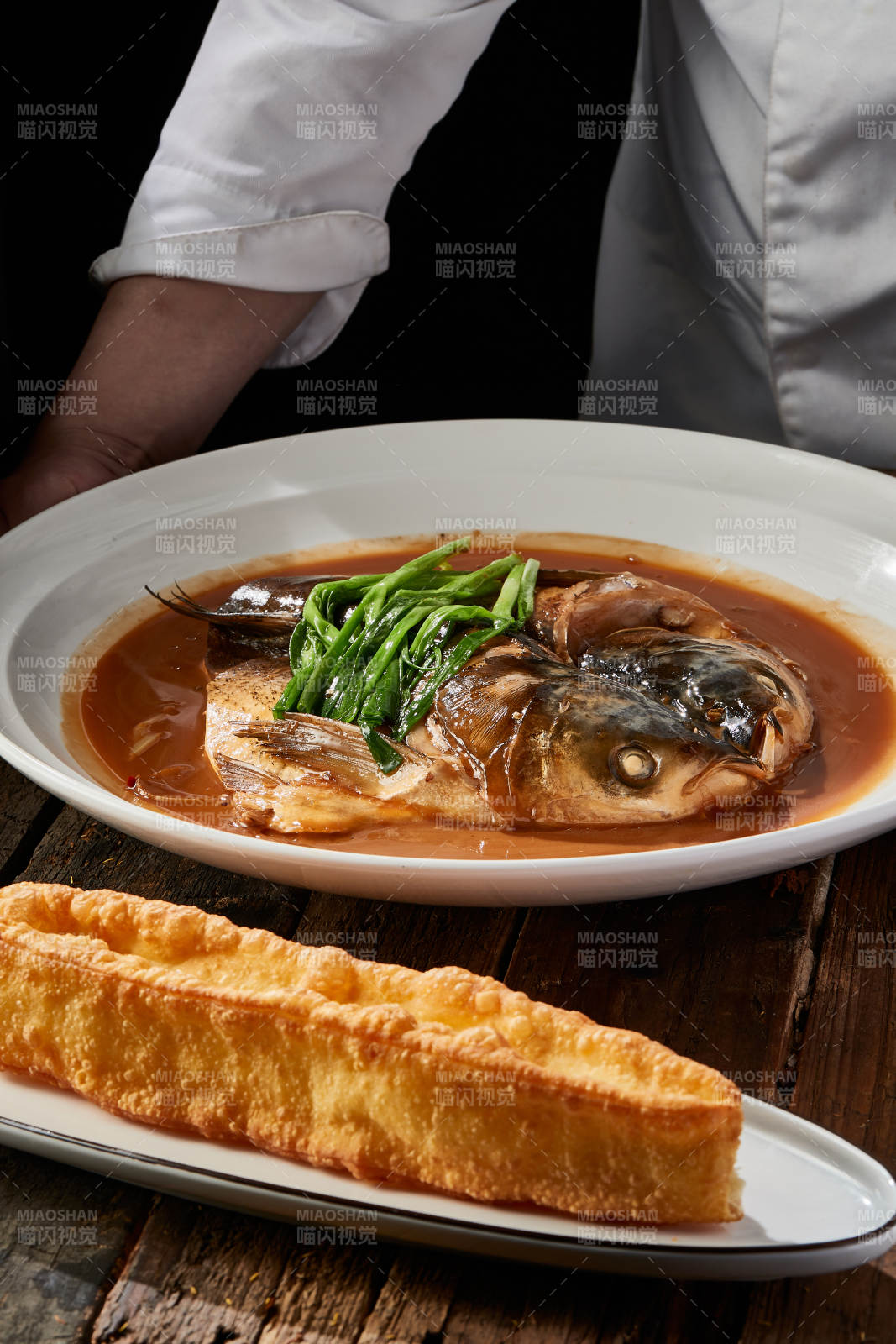 家常炖野生鲢鱼头配油条图片