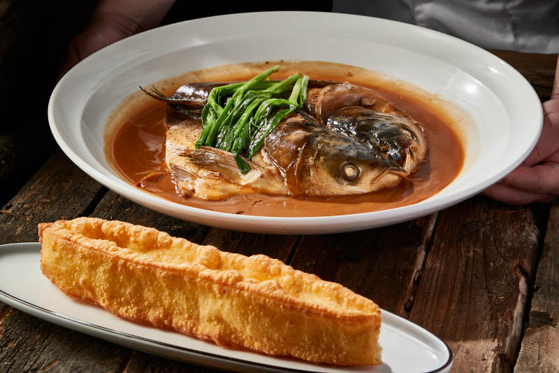 家常炖野生鲢鱼头配油条图片