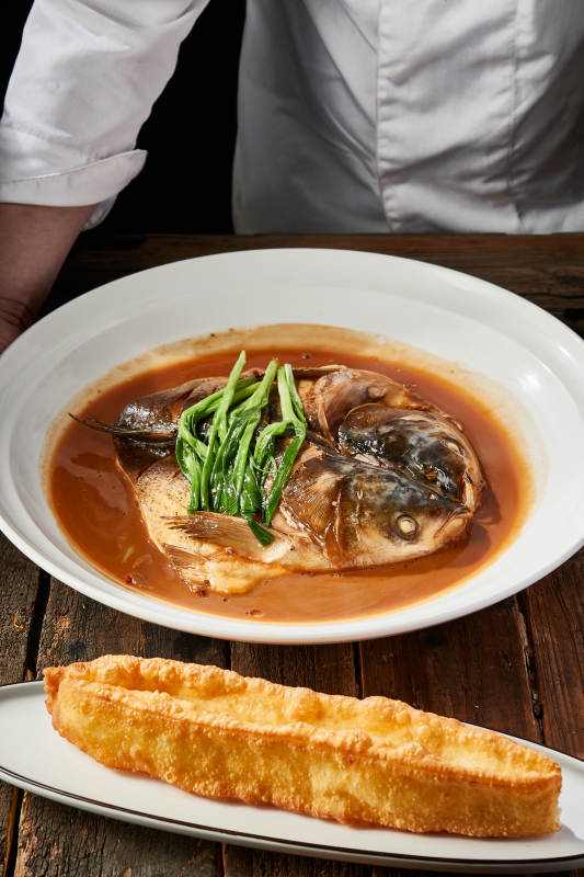 家常炖野生鲢鱼头配油条图片