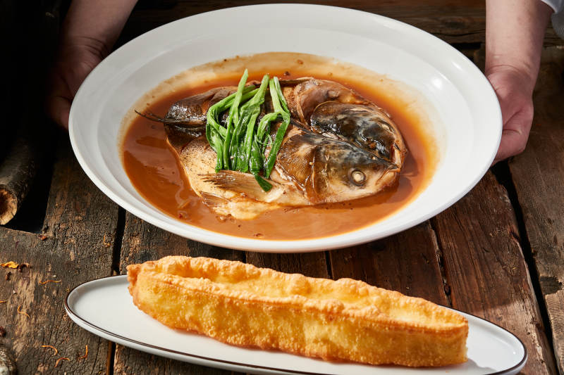 家常炖野生鲢鱼头配油条图片