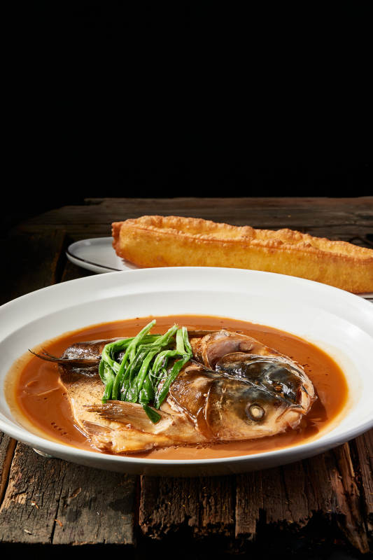 家常炖野生鲢鱼头配油条图片