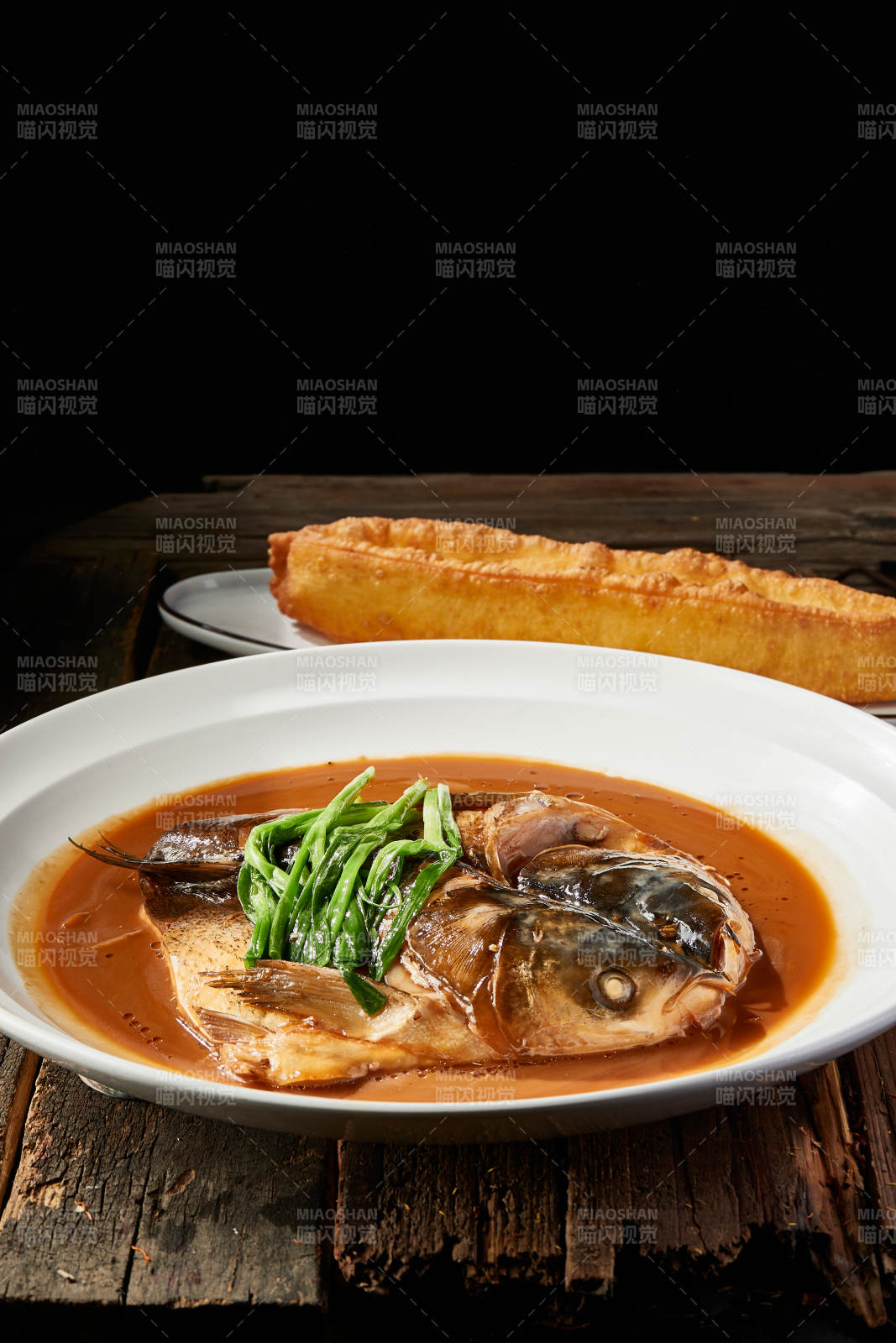 家常炖野生鲢鱼头配油条图片