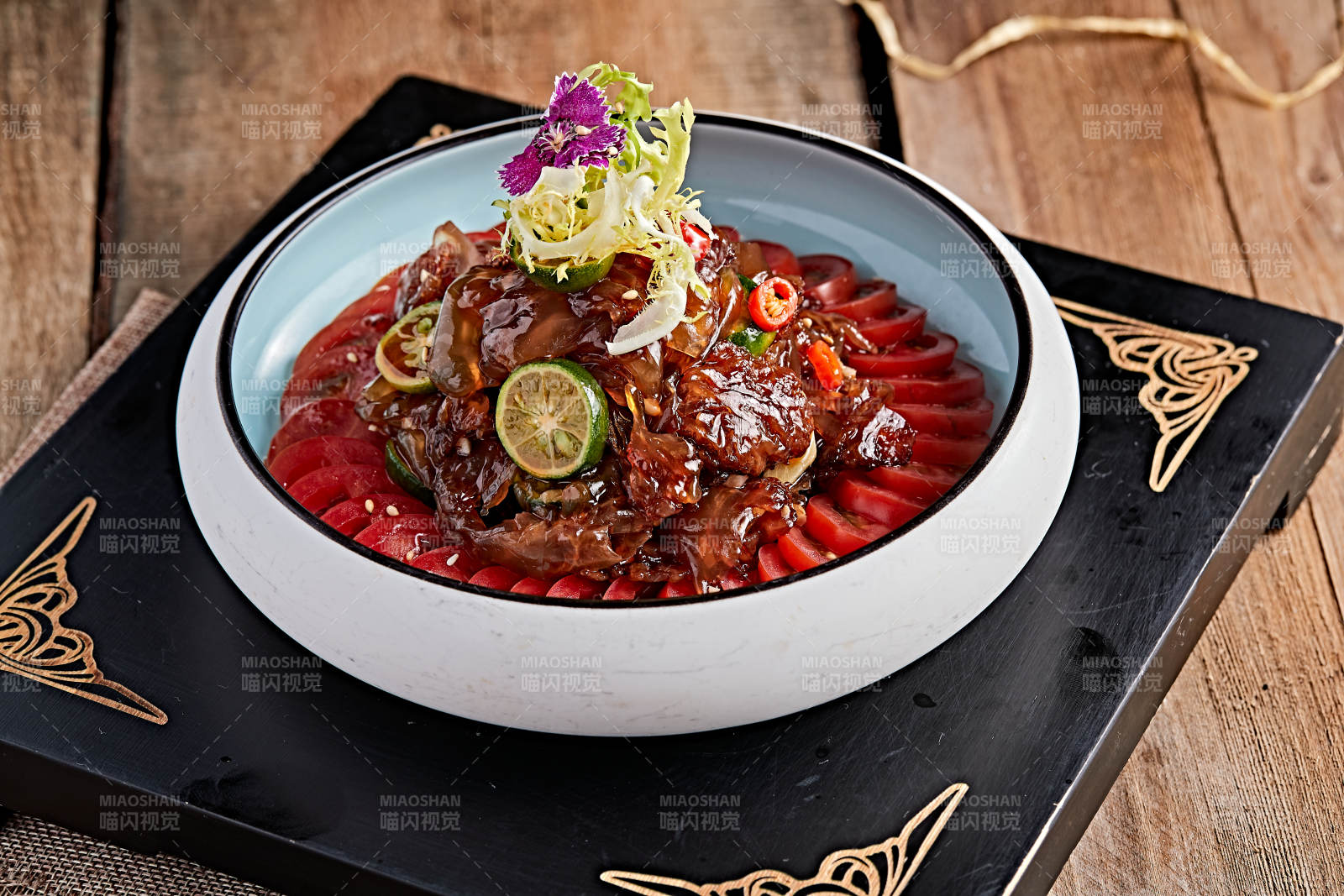 精美餐具装的老醋蛰头图片