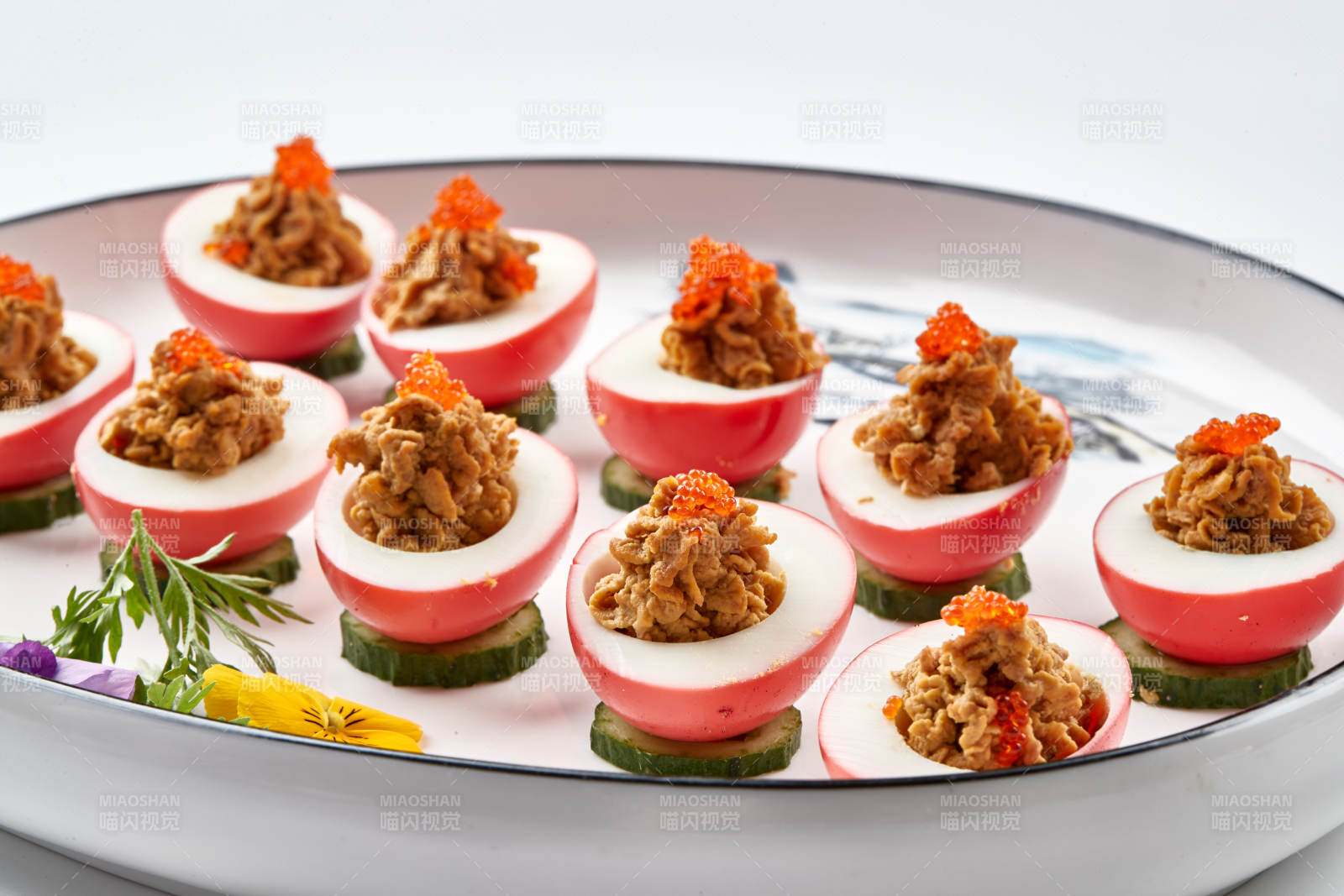 白色瓷盘装的蟹籽鸡蛋醸鹅肝图片