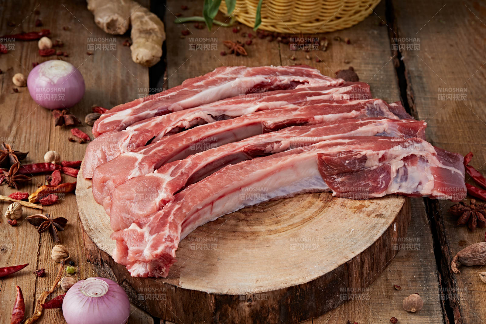 白色背景下的生鲜猪肋排图片