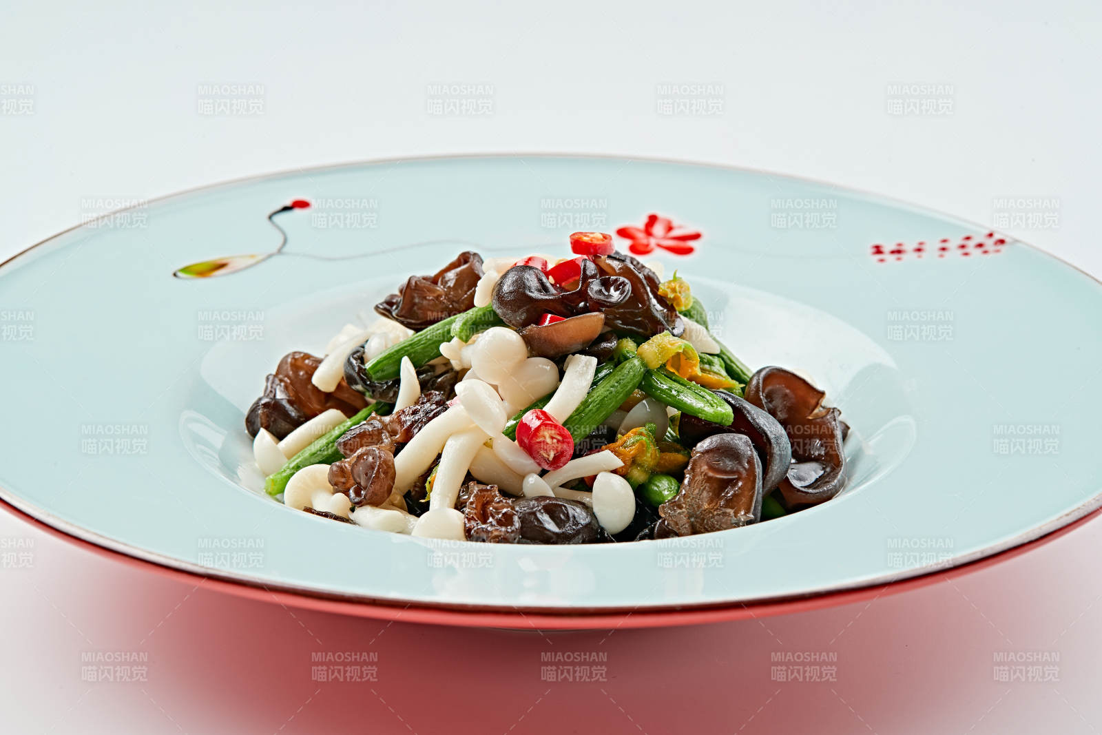 青色瓷盘装的瓜苗拌杂菌图片