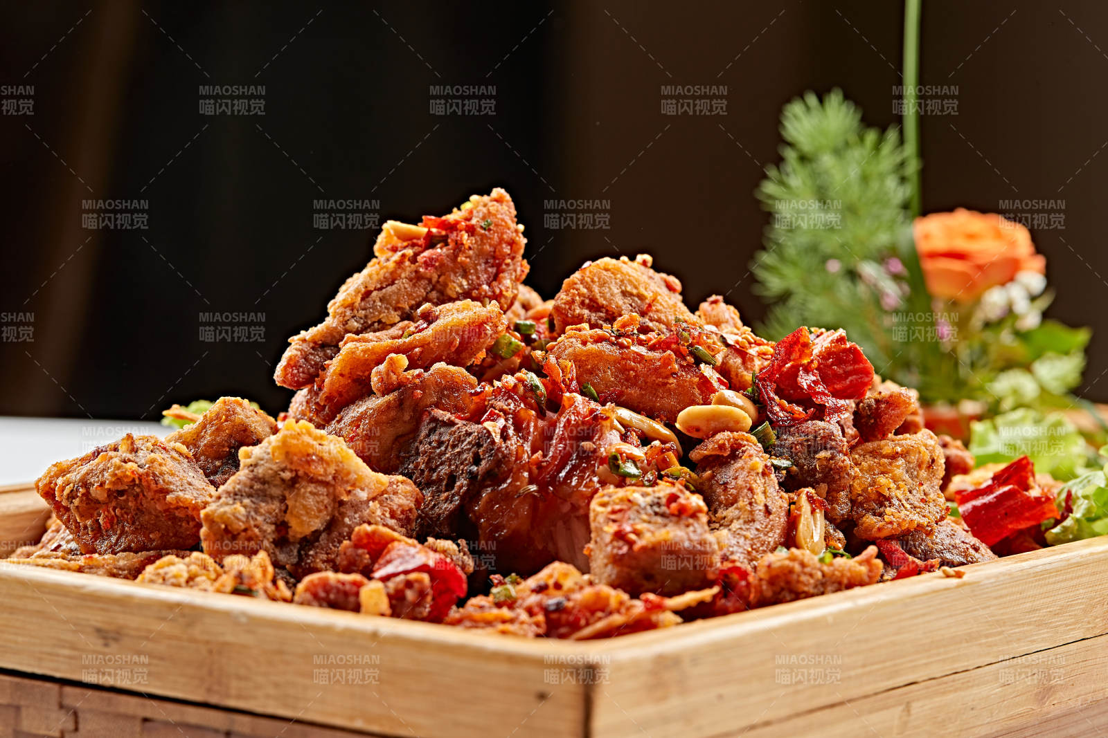 木质托盘装的油炸香辣火鸡腿图片