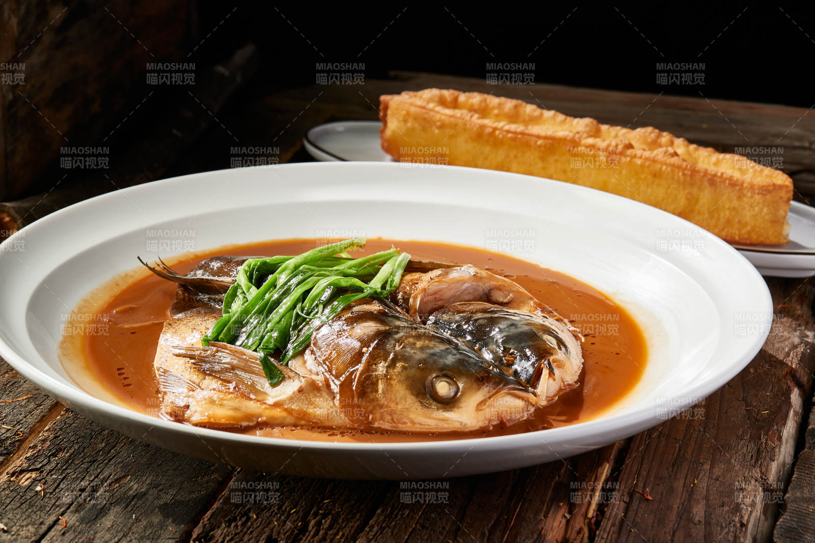 家常炖野生鲢鱼头配油条图片