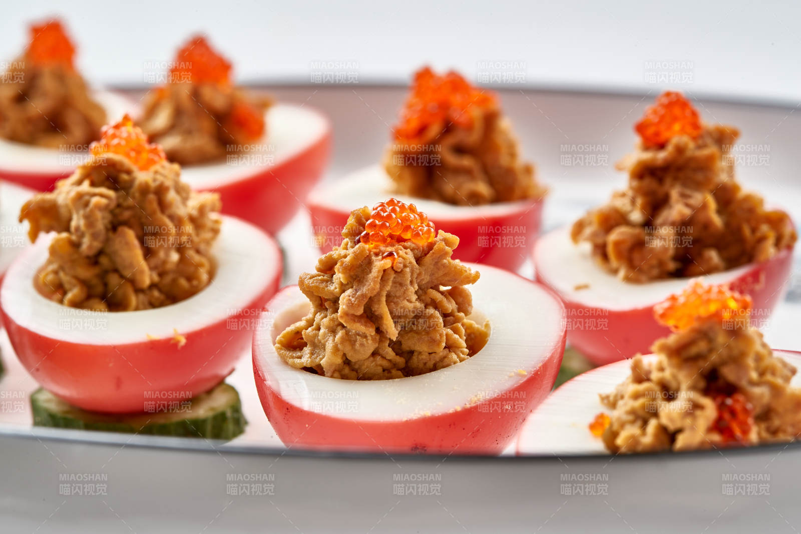 白色瓷盘装的蟹籽鸡蛋醸鹅肝图片