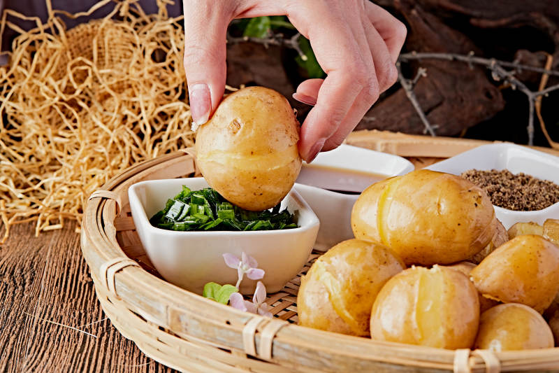 农家蘸酱香蒸小土豆图片