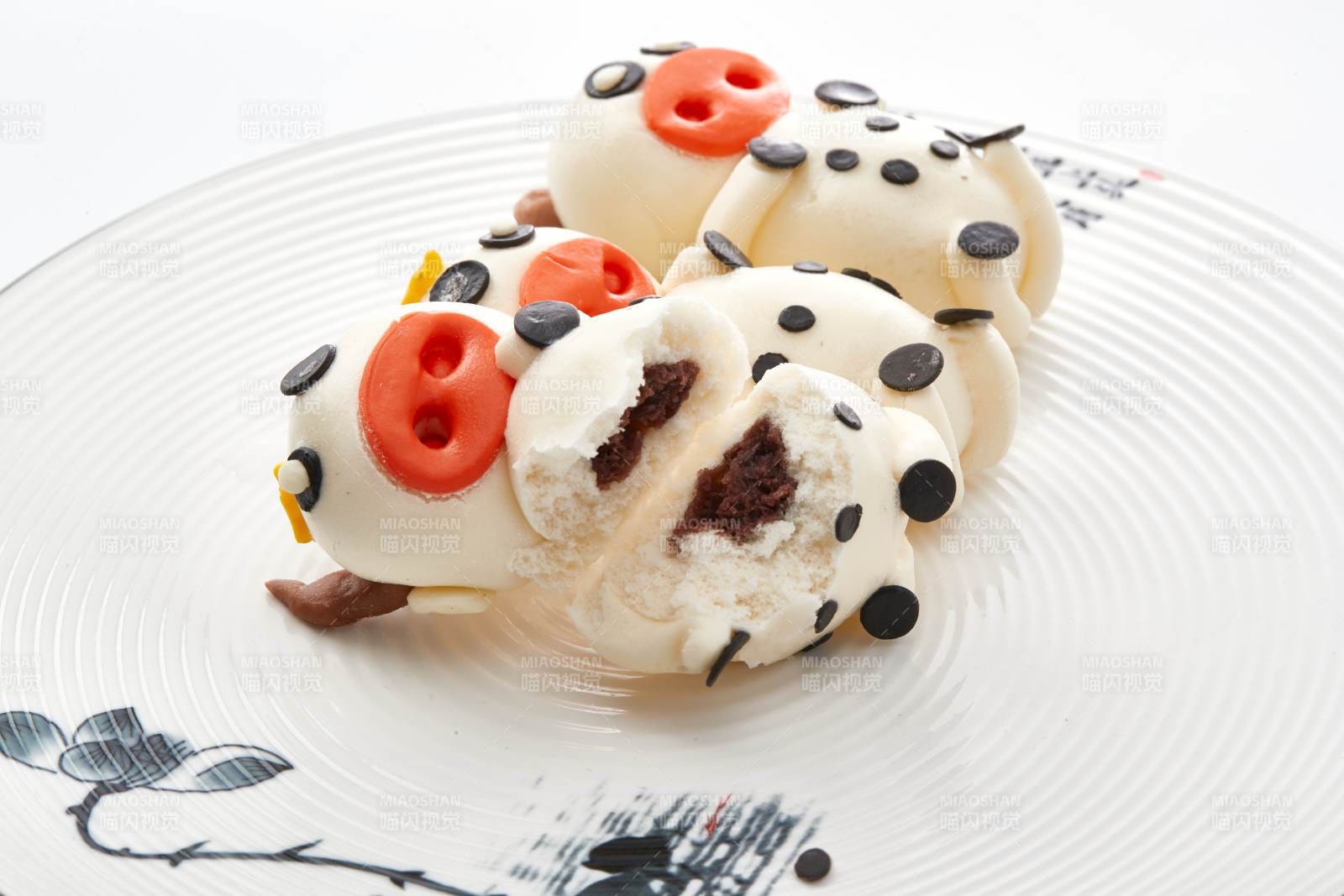 被色瓷盘装的茶餐美味牛牛造型豆沙包图片