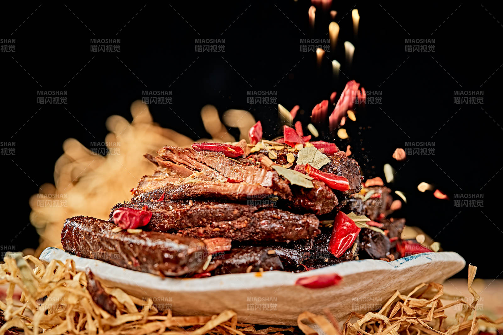 陶瓷餐具装摆的内蒙古特产牛肉干图片