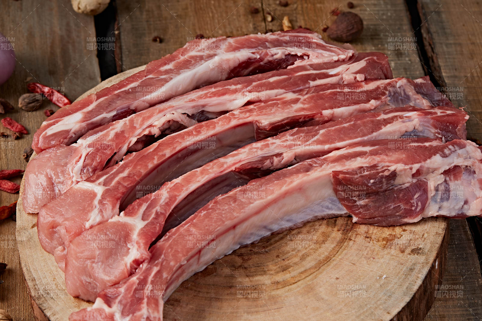白色背景下的生鲜猪肋排图片