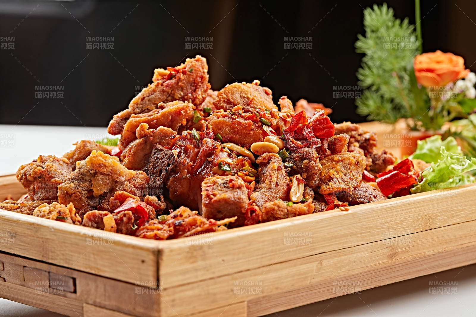 木质托盘装的油炸香辣火鸡腿图片